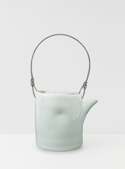 Teapot, 1997 – an early work in porcelain by de Waal