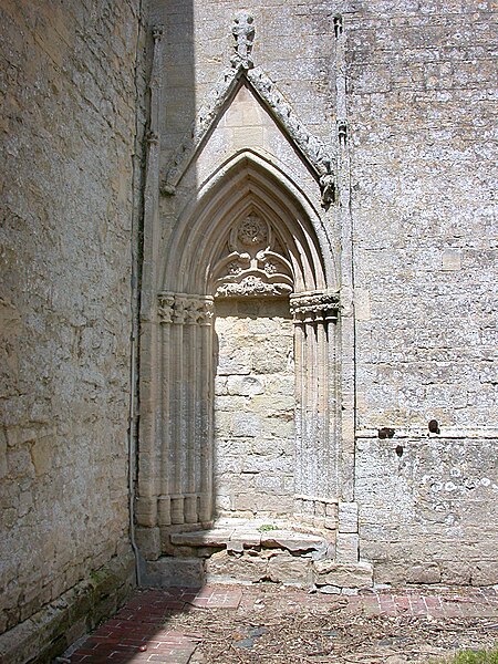 File:Porte latérale Sud de l'église Saint-Pierre de Tour-en-Bessin.jpg