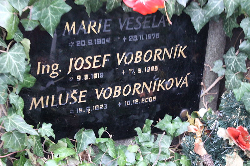 File:Praha, hřbitov Malvazinky, hrob Miluše Voborníkové (2).jpg