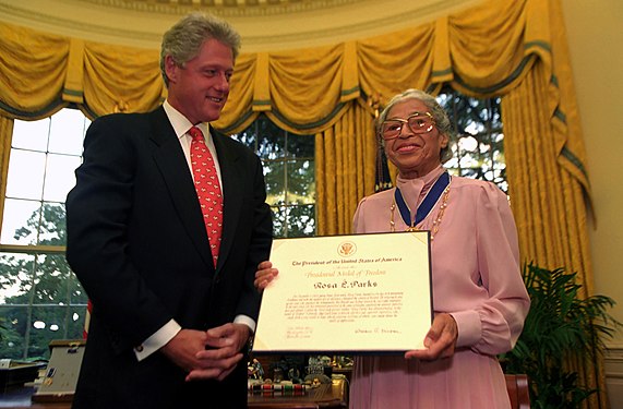 Rosa Parks receives the award from President Bill Clinton, 1996