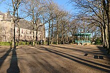 Photographie de l'espace vert, montrant le kiosque et le château.