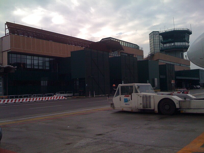 File:Pushback tractor in Bologna Airport.jpg