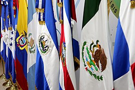 Steagul El Salvador printre alte steaguri ale Americii Latine