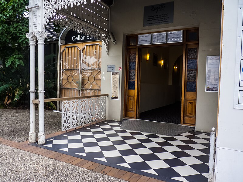 File:Regatta Hotel entrance and paving Coronation Drive Toowong P1170008.jpg