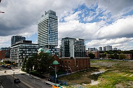 Pohled na Regent Park procházející přestavbou z ulice Dundas (v popředí makedonsko-bulharský kostel sv. Cyrila a Methody).