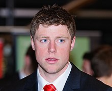 A kép leírása Rhys Priestland.  Wales Grand Slam ünnepe, Senedd, 2012. március 19. Rhys Priestland.  Dathliadau tábor Lawn Cymru, Senedd, 2012. május 19., 2012.jpg.