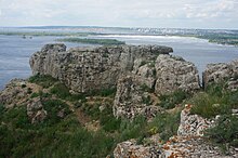 Утёс Сокол. На заднем плане остров Телячий, водосбросная плотина Жигулевской ГЭС, Комсомольский район Тольятти