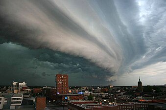 Arcus cloud (shelf cloud) leading thunderstorm