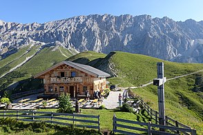 Rotmoosalm mit Kreuz Richtung Wettersteinkamm.