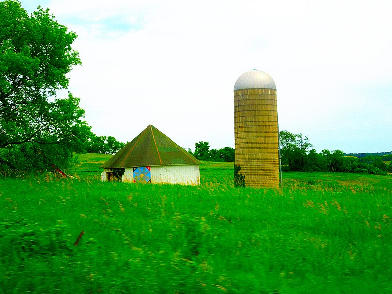 File:Round Barn and a Silo - panoramio.jpg