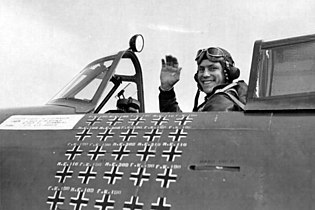 Tenente-coronel Robert S. Johnson em seu P-47 com diversas marcas de vitória sobre aeronaves do Terceiro Reich, 1944