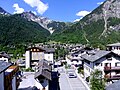 Vue sur le village depuis la terrasse de la place Abbé-Henry ; à l'arrière-plan le hameau Dolonne.