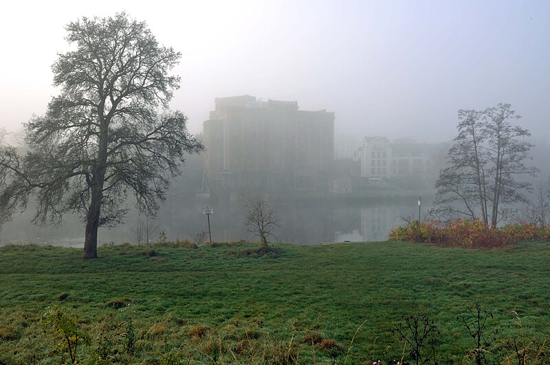 File:Ruhrtal bei nebel -1.jpg