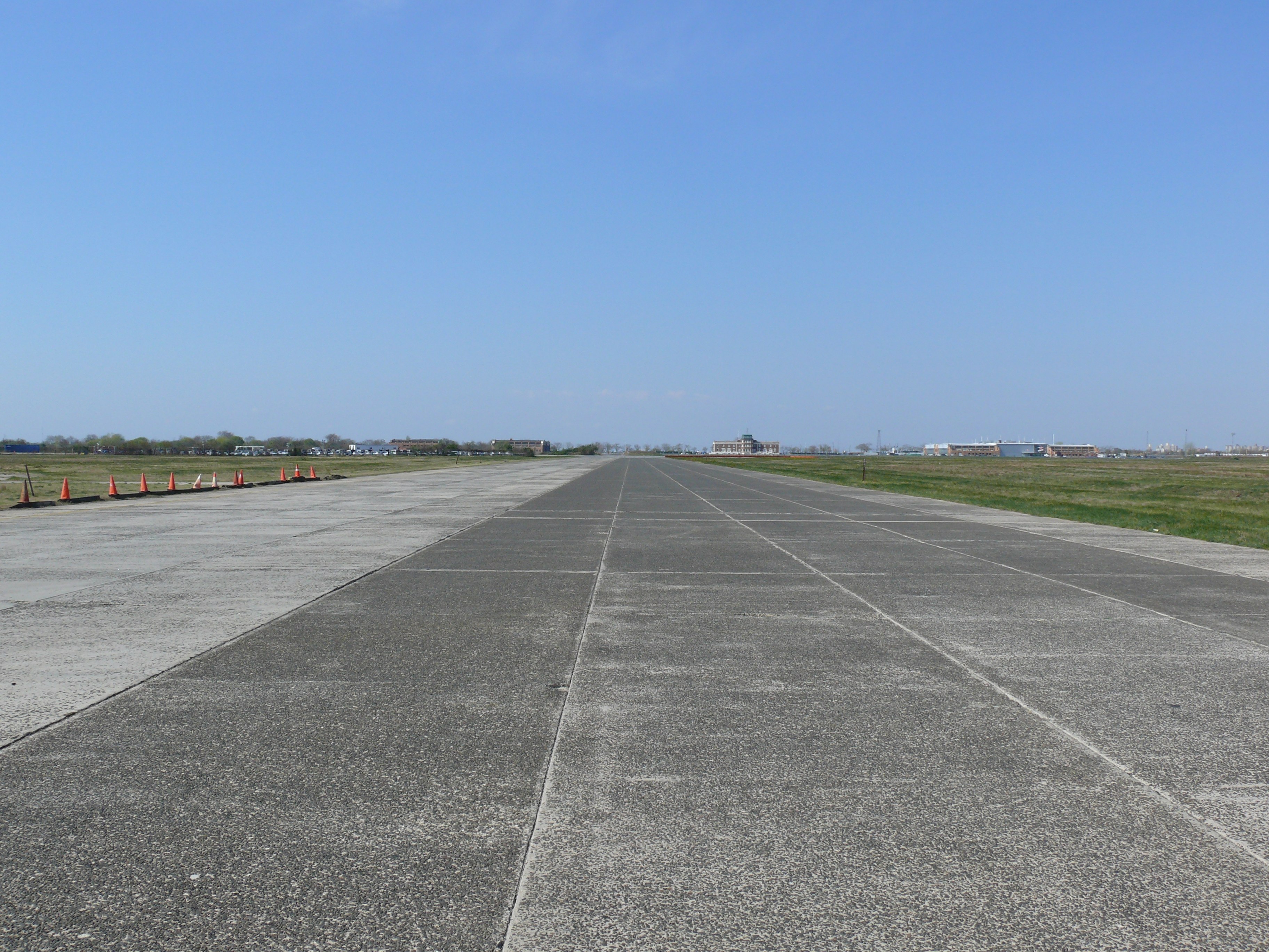 Аэродром вертикальный. Floyd Bennett field. Взлетная полоса. Полоса аэродрома. Бетонная ВПП.