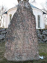 Thorshammer auf Runenstein von Stenkvista vor christlicher Kirche – Södermanland, Schweden