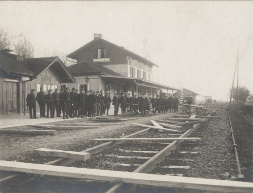 Spoorwegblokkades in het station van Grenchen. Op 14 november 1918 vielen er hier drie doden.