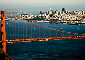 Orașul San Francisco, văzut dinspre peninsula Marin Headlands, cu podul Golden Gate în fundal