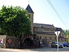 De toren en het schip van de kerk van Saint-Germain (M) en alle-gevormd door de genoemde kerk, de begraafplaats en de omliggende muur (S)