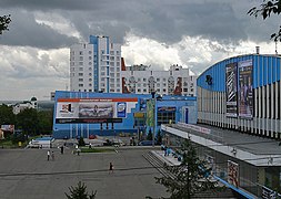 Uimahalli (keskellä) ja urheilupalatsi (oikealla) Saharovin aukion vierellä.