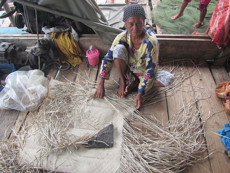 File:Sama woman making a traditional mat.JPG