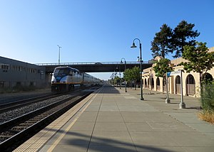 Беркли станциясынан өтіп бара жатқан Сан Хоакин, маусым 2018. JPG