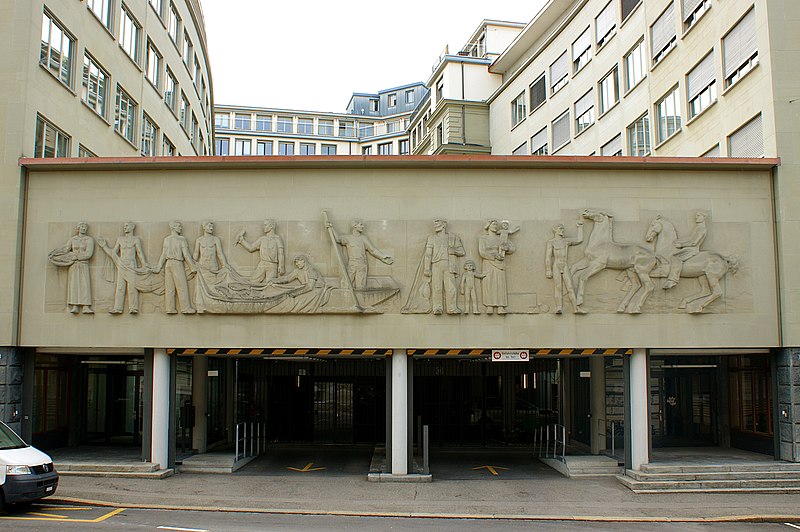 File:Sandsteinskulptur Fischer und Familie (Luigi Zanini 1945) 01.jpg