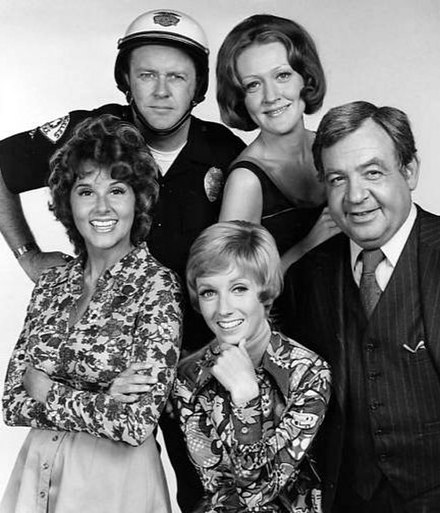 The Sandy Duncan Show cast (1972). Front, L-R: Pam Zarit, Sandy Duncan, Tom Bosley. Back: M. Emmet Walsh, Marian Mercer