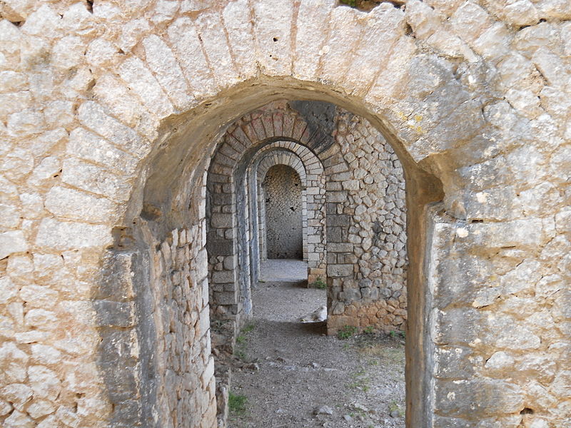 File:Santuario di Monte Sant'Angelo. Terrazza inferiore. Galleria prospettica lato occidentale. Ingresso al criptoportico 1.JPG