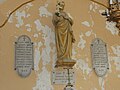 Plaques commémoratives des victimes de guerre dans l'église.