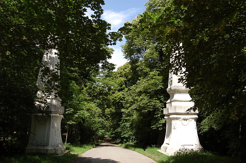 File:Schloss Neuwaldegg - Zwei Obelisken.JPG