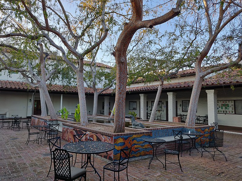 File:Seal Courtyard, Scripps College.jpg