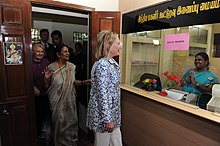 Jaya Arunachalam (solda) ve eski ABD Senatörü Hillary Rodham Clinton (sağda)