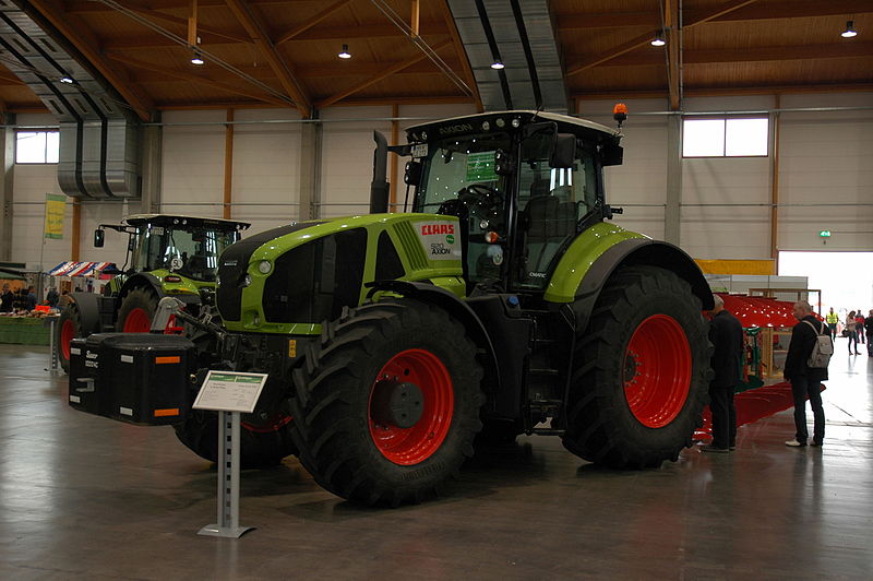 File:Siensheim Agri Historica 2015 - Claas Axion 920 mit Kverneland 5-Schar Pflug.JPG