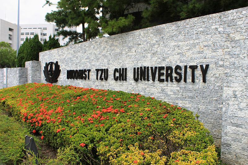 File:Sign of Buddhist Tzu Chi University at the main entrance.JPG