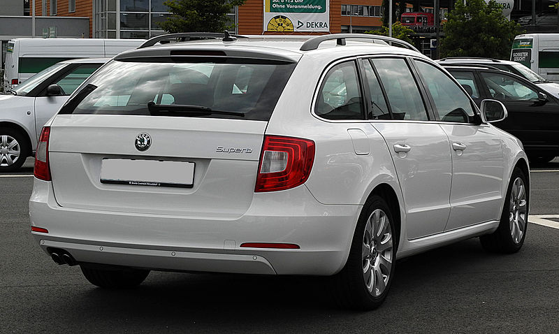 File:Skoda Superb Combi 2.0 TDI Ambition (II) – Heckansicht, 2. Juli 2011, Düsseldorf.jpg