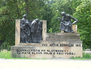 Slováci, píšte po slovensky! Tu máte slovo moje o reči vašej. (¡Eslovacos, escribid en eslovaco! Aquí tenéis mi palabra sobre vuestra lengua.: monumento a Anton Bernolák en Trnava, sacerdote y lingüista pionero en la normalización del eslovaco.