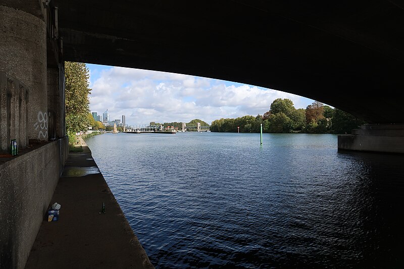 File:Sous le pont de Suresnes 2.jpg