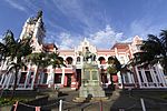 Ganda bertingkat bata diplester. Besi bergelombang atap miring belakang gedung. Pintu dan jendela - kayu. Fitur khusus: menara Jam dan tembaga berpakaian Spire. Gaya arsitektur: Victoria Renaissance. Tiga gedung tersebut, dengan mereka Victoria, neo-klasik dan Renaissance fitur, yang merupakan bagian tak terpisahkan dari sejarah dan arsitektur inti dari London Timur. Selain itu, masing-masing dari bangunan-bangunan ini dapat, dalam dirinya sendiri, dapat digambarkan sebagai unik. Jenis situs: Balai Kota. Saat ini penggunaan: Walikota Salon/Dewan/Conference Centre.