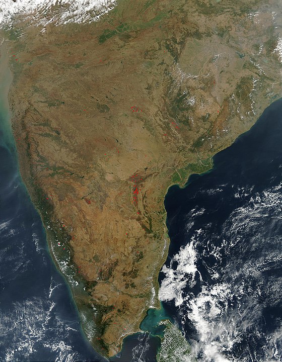 Какой полуостров занимает индия. Космический снимок полуострова Индостан. Полуостров Индостан снимки из космоса. Индостан полуостров на карте.