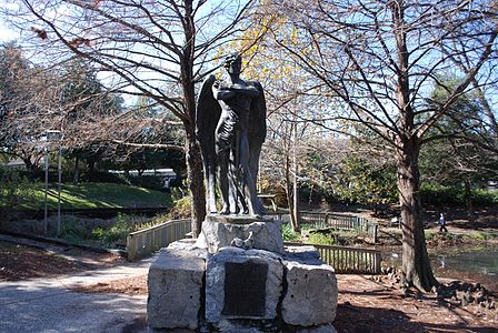 Un delwenn arem o taolenniñ un ahel gant ur c'hleze hag ur skourr palmez e Sam Houston Park. Savet e oa bet e 1908 gant an United Daughters of the Confederacy. Ur blakenn zo o tisklêriañ "D'an holl harozed eus ar Su a stourmas evit pennaennoù gwirioù o Stadoù."