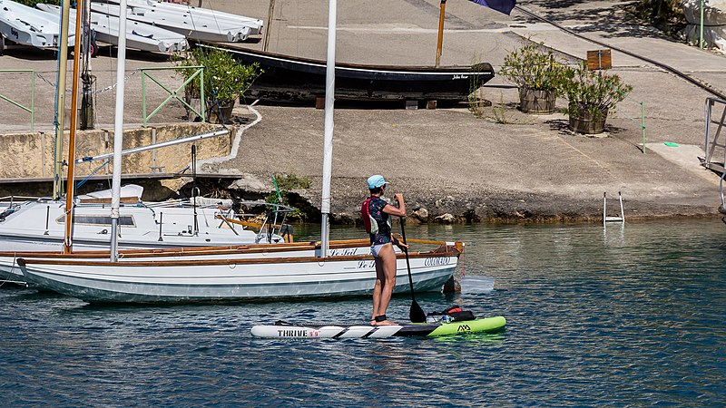 File:Stand up paddle, Lac d'Esparron, Esparron-de-Verdon-8654.jpg