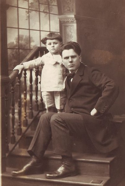 File:Stasys Šimkus with son Algis.jpeg