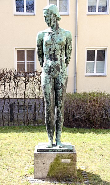 File:Statue Fontanestr 15 (Obers) Weiblicher Akt&Karl Trumpf&1930.jpg