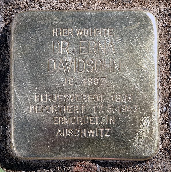 File:Stolperstein Crellestr 1 (Schön) Erna Davidsohn.jpg