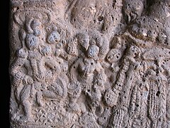 Рельеф в пещерном комплексе Бхаджа (II век до н. э., Махараштра). Слева — танцовщица, в центре — исполнительница на небольших парных барабанах