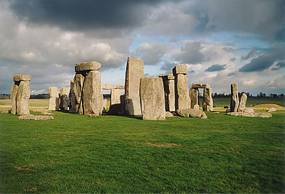 Стоунхенџ, праисторијски споменик на Солсберијској низији, у југозападној Енглеској, датира из млађег каменог до старијег бронзаног доба (3000 - 1000. п. н. е.). Спада међу мегалитне споменике јер је грађен од огромних камених блокова. Није познато којој је сврси Стоунхенџ служио нити који је био мотив његове изградње, али већина познавалаца сматра да је имао улогу у паганским ритуалима тог времена.
