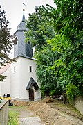 Streumen village church (church (with equipment), cemetery with enclosure, war memorial for those who fell in World War I, two tombs, five iron crosses and tomb for Pastor Fritzsche)