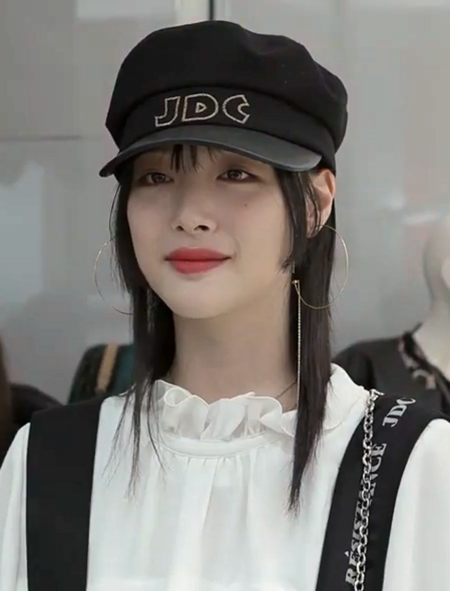 Tập_tin:Sulli_at_Longchamp_Boutique_Opening_Event_on_December_21,_2018_(3).png