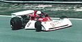 Brett Lunger na curva Hawthorn en Brands Hatch durante o Gran Premio do Reino Unido de 1976 no TS19.