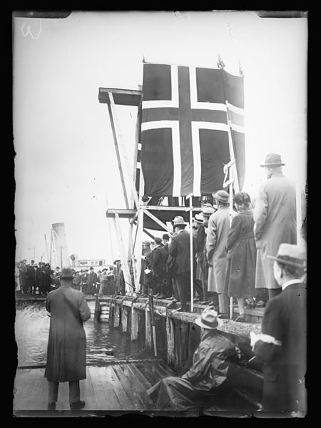 File:Svømning 1921 - no-nb digifoto 20160301 00132 NB NS NM 02942.jpg